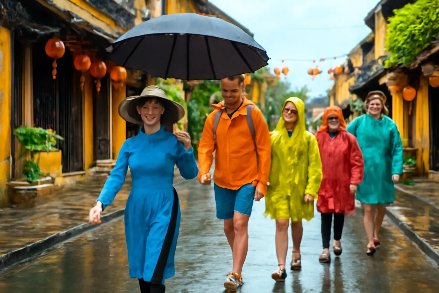Đoàn khách mặc áo mưa đi bộ trên phố cổ ẩm ướt sau cơn mưa, hướng dẫn viên cầm ô dẫn đầu
