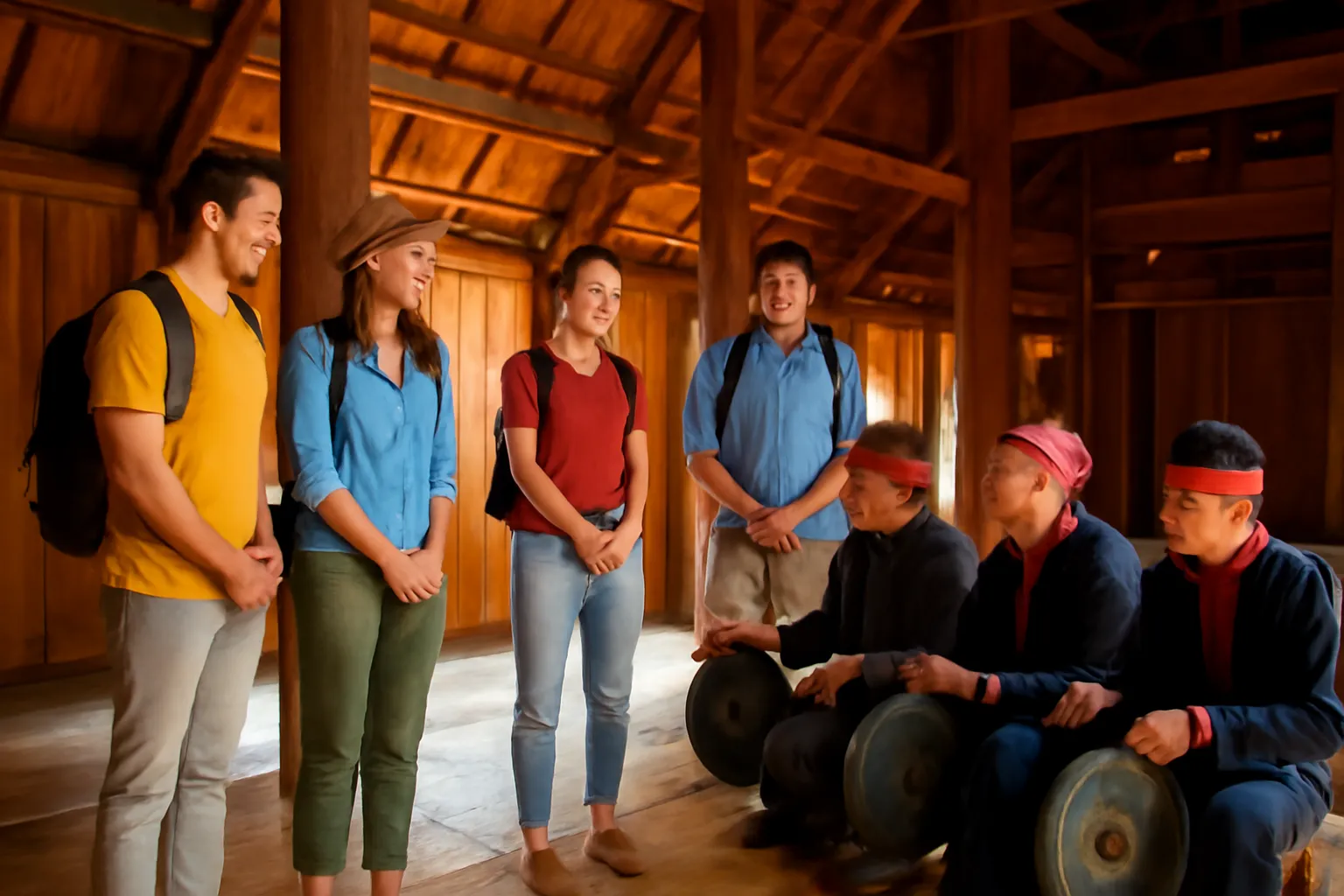 Du khách đứng lặng nghe nghệ nhân đánh cồng chiêng trong nhà rông